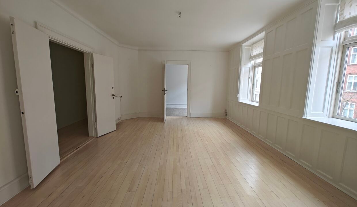 Rummelig og lys lejlighed | København K. billede 5
