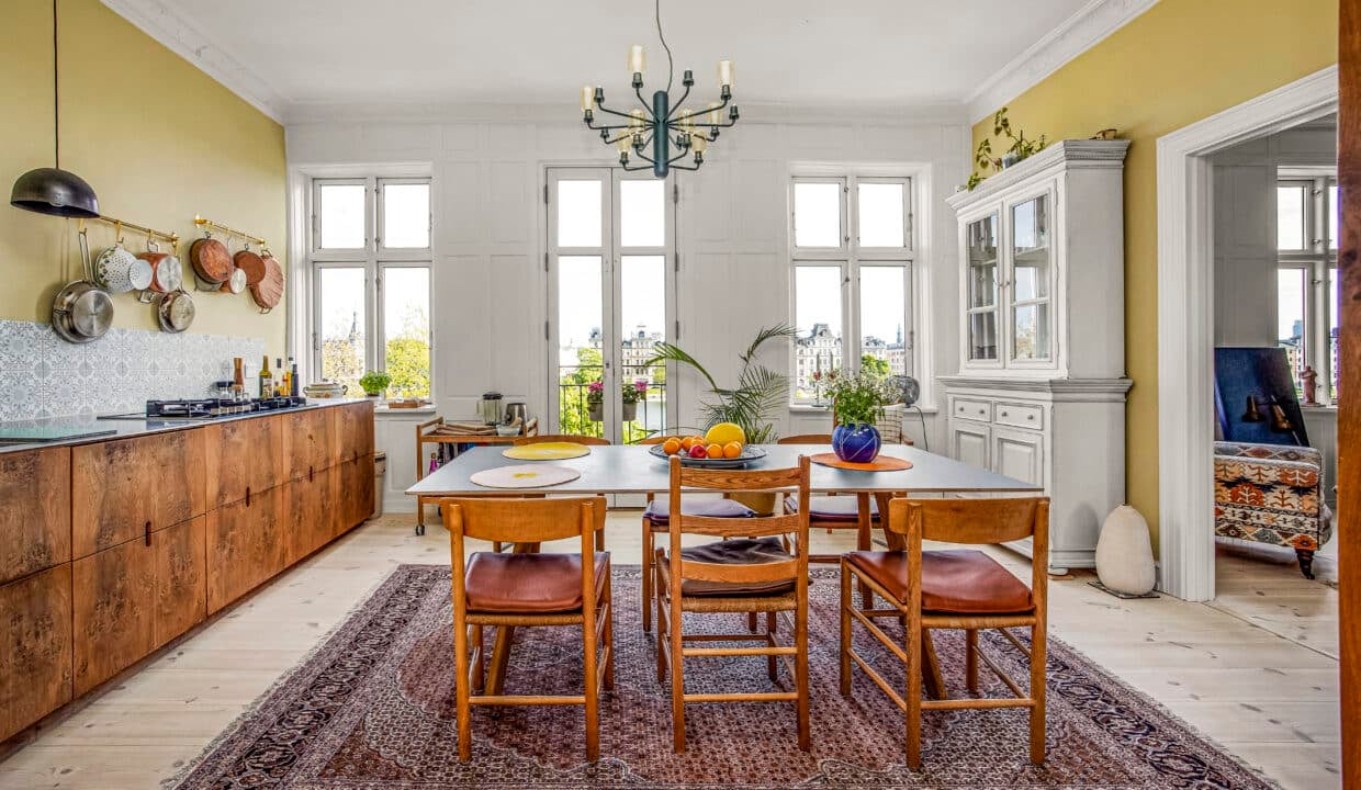 Møbleret drømmelejlighed med panoramaudsigt over søerne | København N billede 5