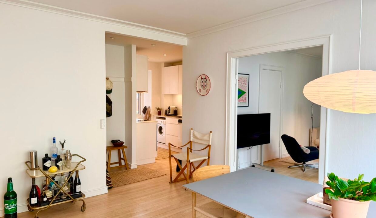 Totalrenoveret møbleret lejlighed | København K. billede 2