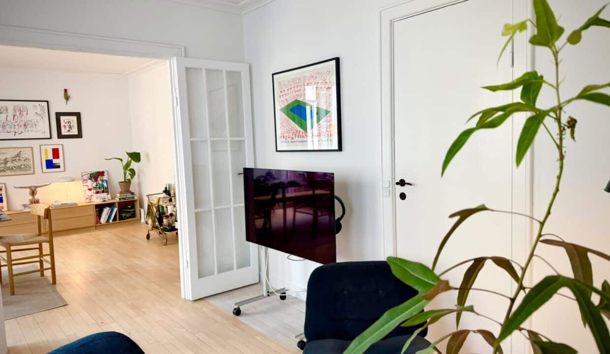 Totalrenoveret møbleret lejlighed | København K. billede 5